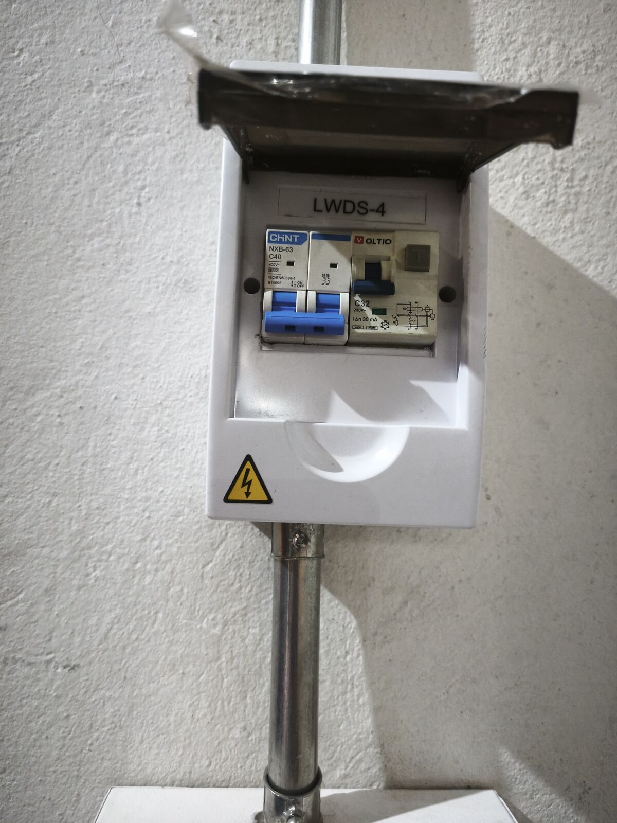 Caja de protecciones abierta con breaker termomagnético e interruptor diferencial