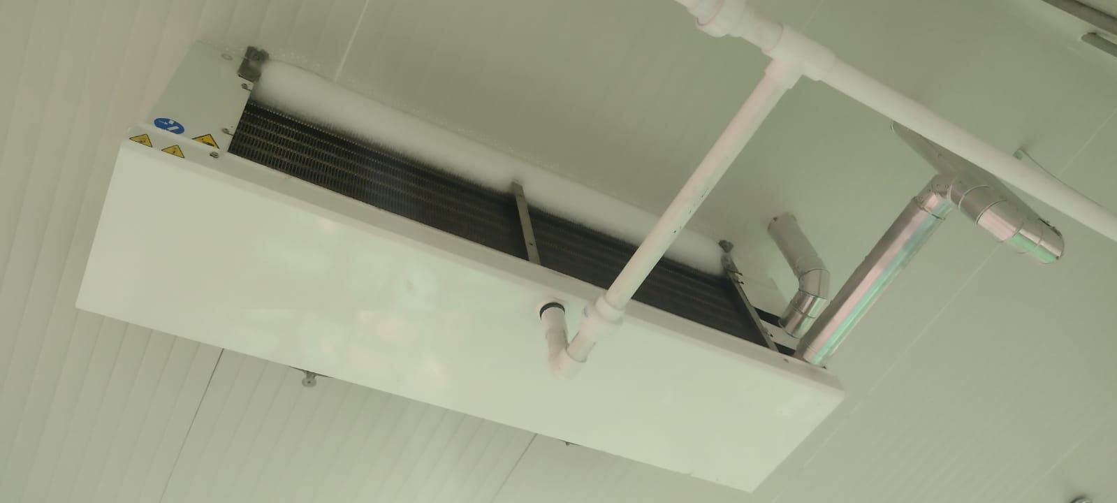Evaporador suspendido del techo de un cuarto frío
