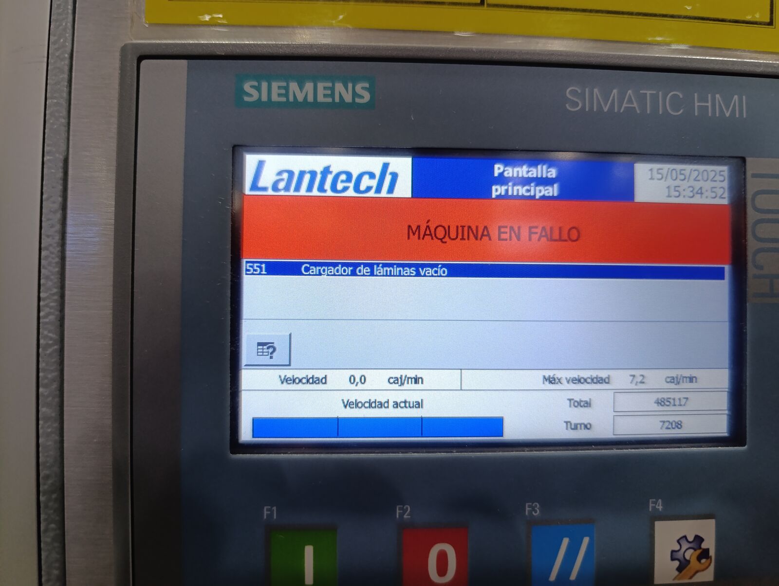 Pantalla de operación de una máquina de empaque mostrando un aviso de falla
